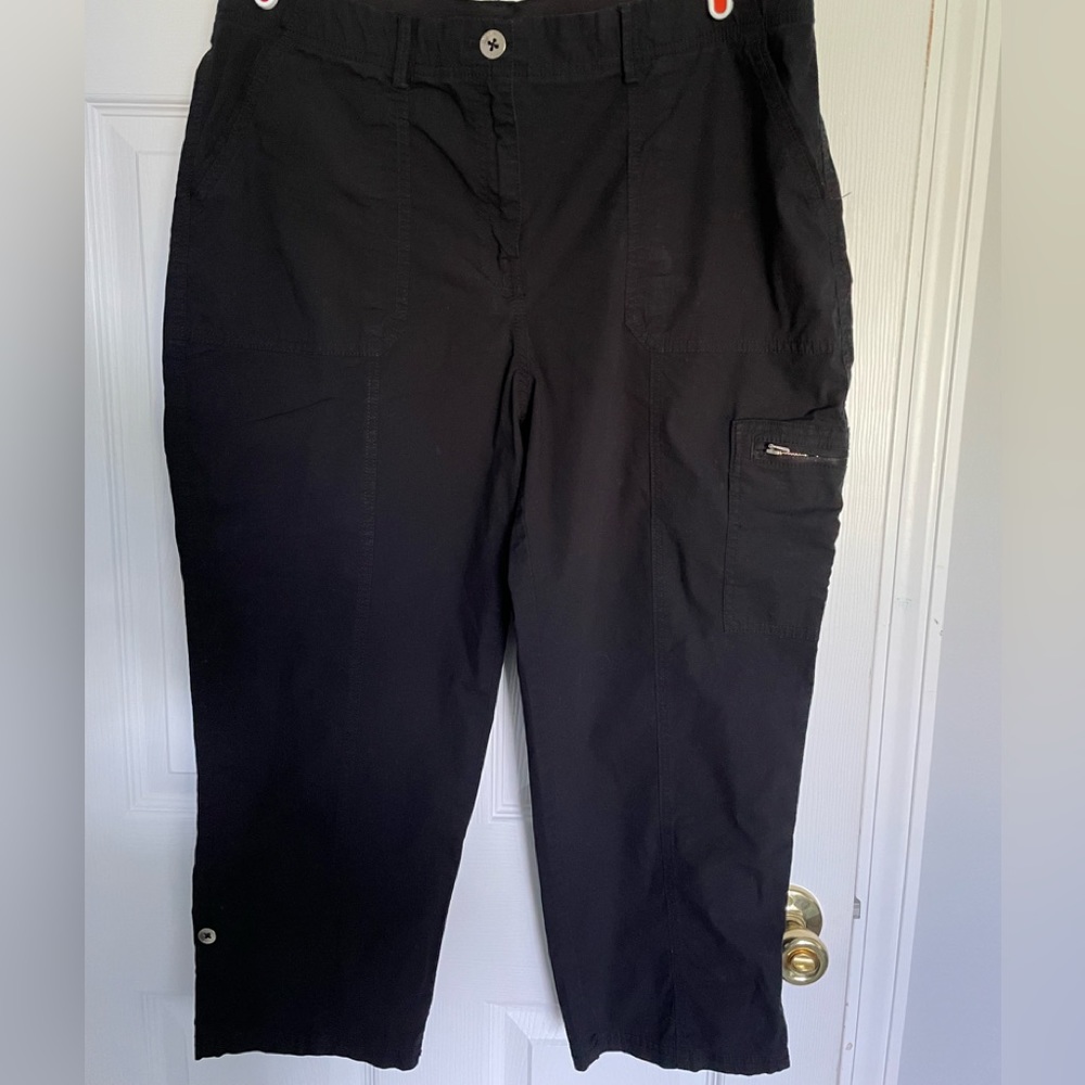 Like new  Chicos black crop pants.
